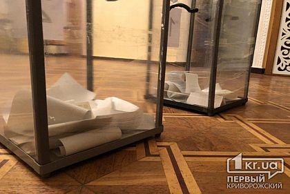 Члены криворожского избиркома принимают присягу