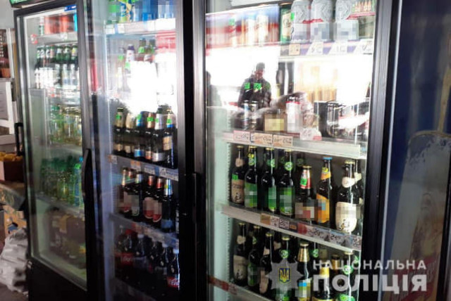 Сотню бутылок алкоголя, который продавали без лицензии, изъяли полицейские в Кривом Роге