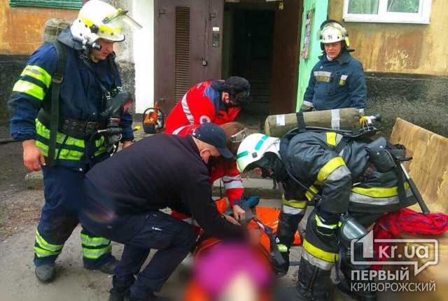 Криворожские пожарные спасли пенсионерку из горящей квартиры
