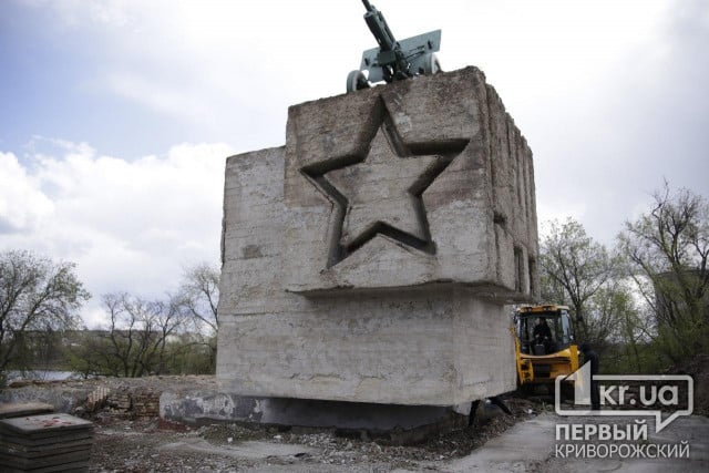 В Кривом Роге реконструируют памятник защитникам плотины КРЭС