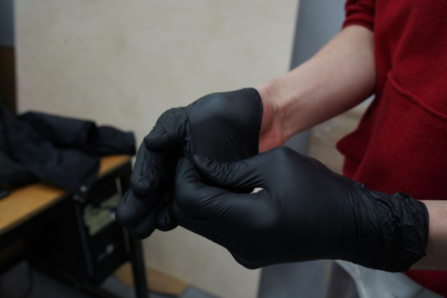 Как правильно снимать медицинские перчатки