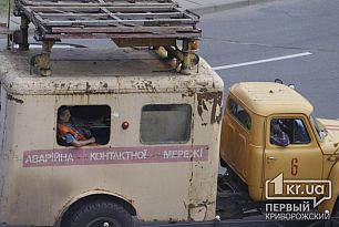 В Кривом Роге на центральной автомагистрали меняют троллейбусные коммуникации