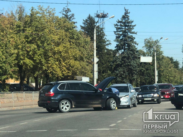 В Кривом Роге на перекрестке возле Полка патрульной полиции столкнулись два легковых авто