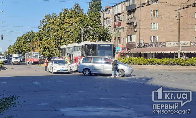 На Соцгороде в Кривом Роге столкнулись трамвай и легковушка