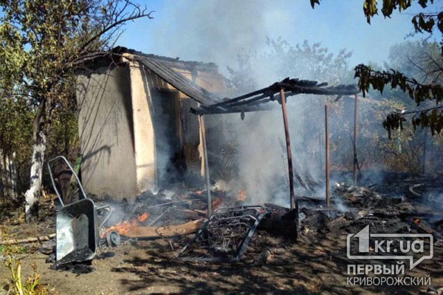 В Криворожском районе из-за пожара на открытой территории сгорела частная постройка