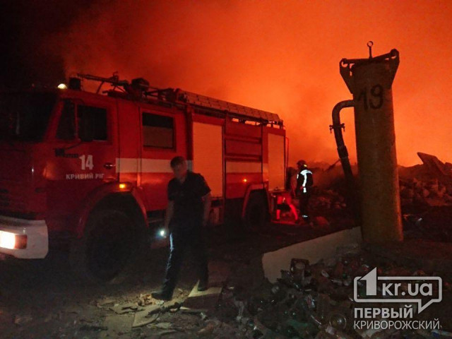 Более 13 часов подряд в Кривом Роге продолжают ликвидировать масштабный пожар на свалке