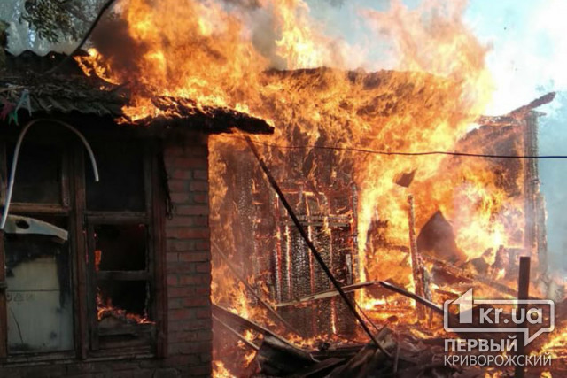 В Кривом Роге дотла сгорели 4 хозяйственных пристройки