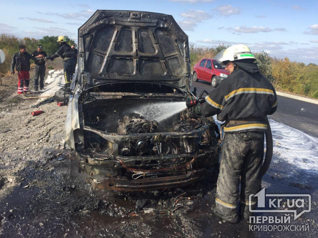 В Криворожском районе во время движения загорелся автомобиль