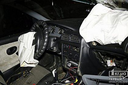 Погиб криворожанин: на трассе легковушка влетела в дерево