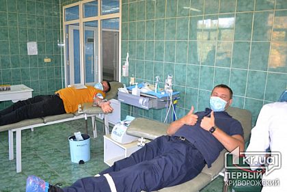 Криворожские спасатели сдали кровь для пострадавших в результате ЧП