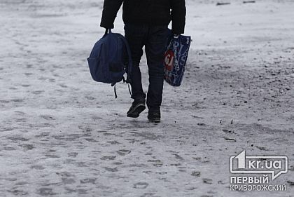 В Кривом Роге к наступлению зимы подготавливают снегоуборочную технику и посыпочный материал