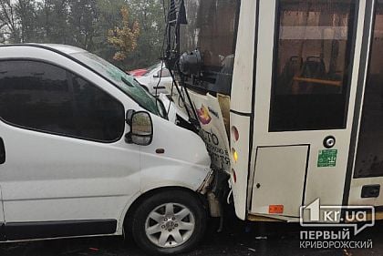 В Кривом Роге легковушка «догнала» троллейбус, есть пострадавшие