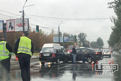 На центральном проспекте Кривого Рога случилось ДТП