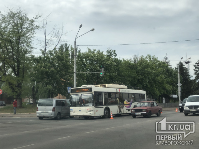 Криворожский коммунальный троллейбус попал в ДТП