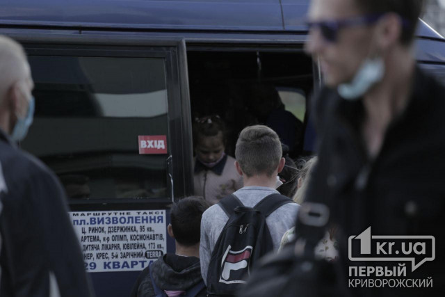 Маски на подбородках: как выглядят очереди на транспорт после ослабления карантина в Кривом Роге