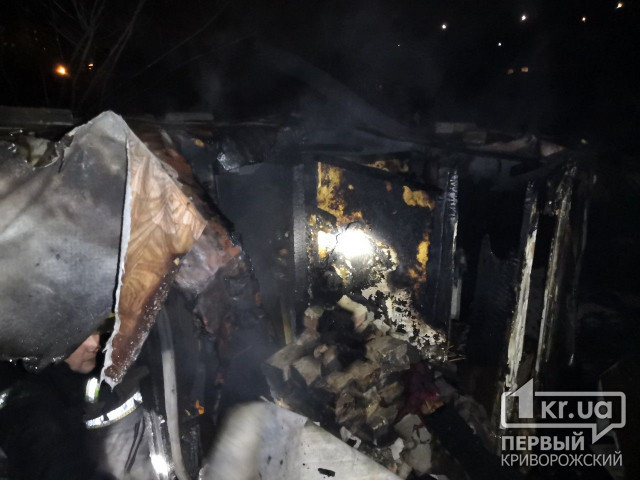 В Кривом Роге полыхает недостроенный дом, двое горожан выбрались из горящего здания