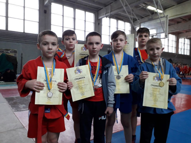 Криворожские самбисты завоевали десятки медалей на областном чемпионате