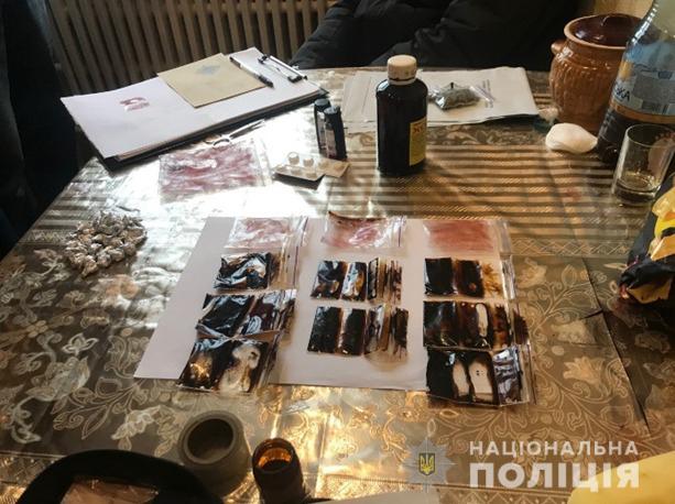 Оружие, деньги и наркотики: в Кривом Роге задержали членов преступной группировки