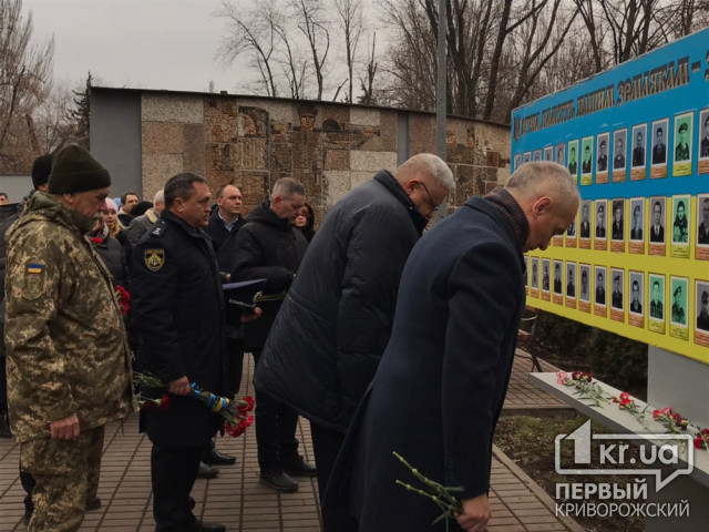 Криворіжці у День Соборності України мовчки поклали квіти біля меморіалу