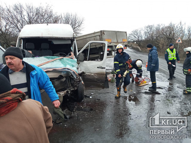 Мужчина пострадал в результате столкновения грузовика и микроавтобуса на трассе в Днепропетровской области