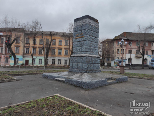 Пока памятник Богдану Хмельницкому в Кривом Роге возвращать на место не будут