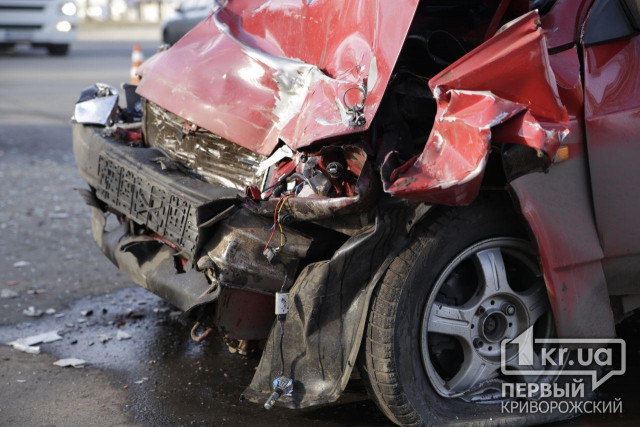 ДТП в Кривом Роге: после столкновения легковушек госпитализированы два водителя