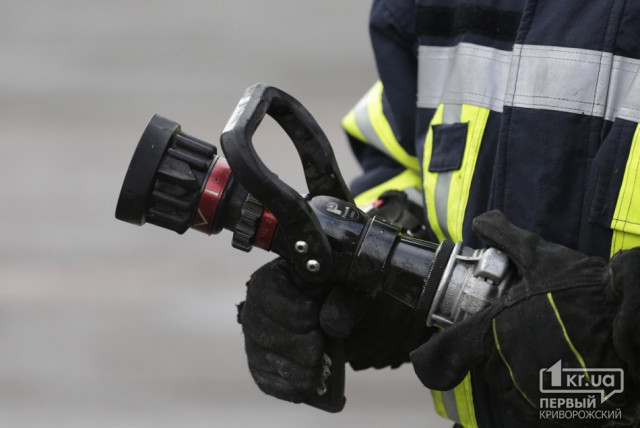 Чрезвычайники спасли криворожанина из горящего заброшенного здания