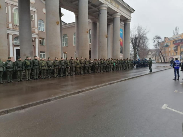 Почти 100 военнослужащих и полицейских заступили на патрулирование двух районов Кривого Рога