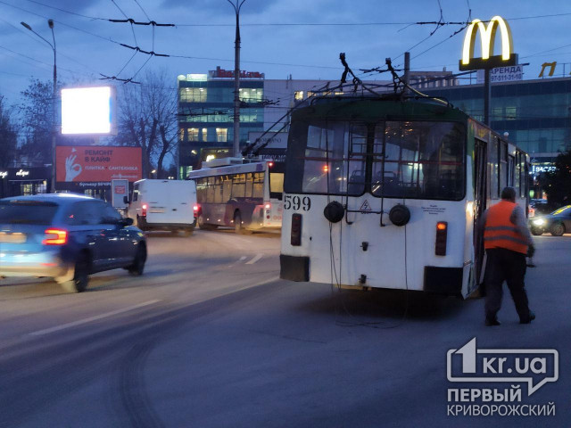 На 95 квартале в Кривом Роге затруднено движение из-за поломки троллейбуса