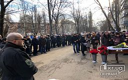 У Кривому Розі в останню путь проводжають волонтера Андрія Садила, який допомагав армії України із перших днів окупації