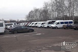 В Кривом Роге перед конкурсом перевозчиков маршрутчики выстроились перед исполкомом