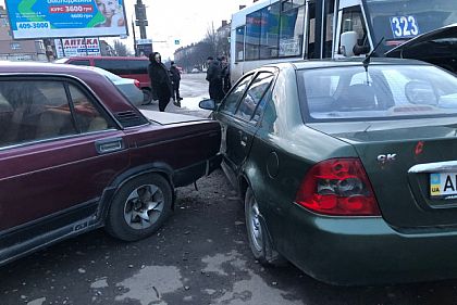 В Кривом Роге возле кинотеатра в ДТП попали маршрутка и две легковушки