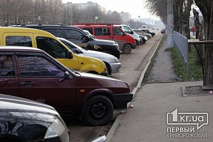 Велодорожки на проспекте 200-летия Кривого Рога превратились в дополнительные места для парковки авто, - фото