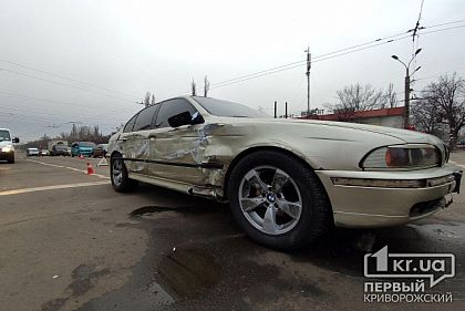 ДТП в Кривом Роге: BMW врезалось в Chevrolet и снесло два дорожных знака