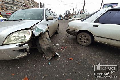 ДТП в Кривом Роге: на оживленном перекрестке столкнулись Chery и Ford