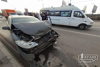 ДТП в Кривом Роге: легковушка врезалась в маршрутку и грузовик