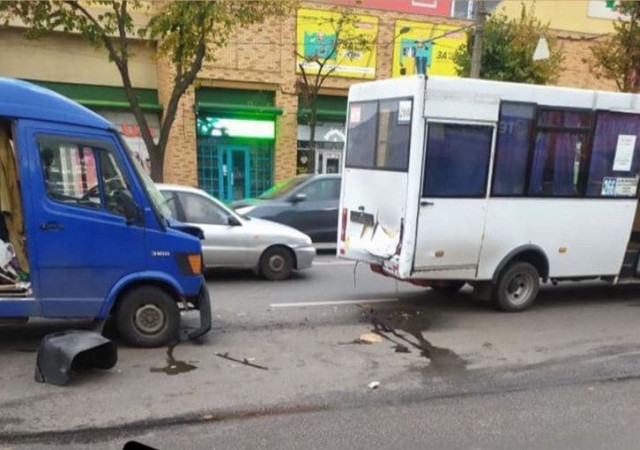 Пассажиры маршрутки пострадали в результате ДТП напротив рынка в Кривом Роге