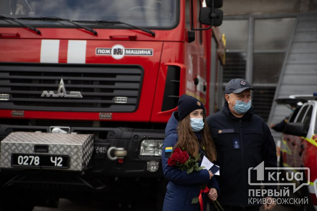 В Кривом Роге наградили спасателей, тушивших пожары в Луганской области