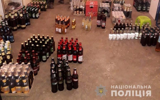Около 140 пачек сигарет и 400 бутылок изъяли полицейские из магазина