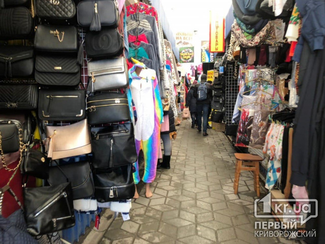 На 17 тысяч гривен оштрафована криворожанка, торговавшая одеждой в выходной