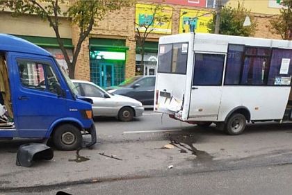 Пассажиры маршрутки пострадали в результате ДТП напротив рынка в Кривом Роге