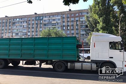 На одной из дорог в Кривом Роге затруднено движение из-за фуры