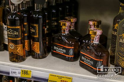 Мужчину, который пытался украсть коньяк и напал на охранника АТБ, лишили свободы