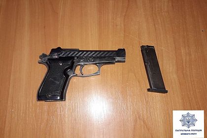 Пьяный криворожанин угрожал прохожим оружием, его задержали