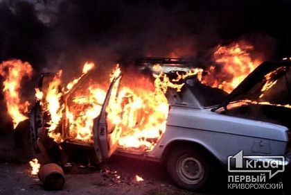В Кривом Роге пылала легковушка, припаркованная в гараже