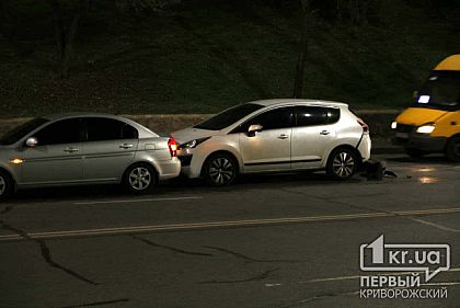 Тройное ДТП случилось недалеко от моста на Мудреной