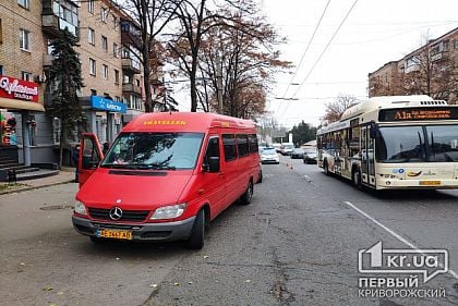 Водитель маршрутки потерял сознание и врезался в авто