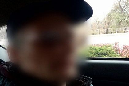 Разыскиваемый за кражу мужчина попался копам за переход в неположенном месте