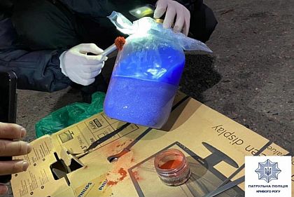 Криворожан, перевозивших в такси «консервированные» наркотики, задержали