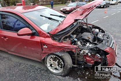 Пострадавшим в результате ДТП в Кривом Роге помогают спасатели и копы